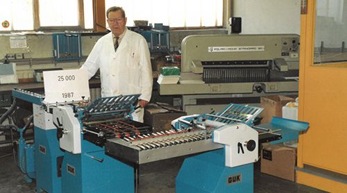 Anton Kunzmann vor der 25.000 GUK Falzmaschine im Jahr 1987